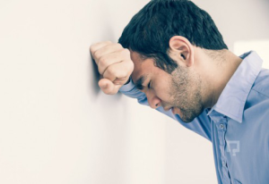  Panik Atak (PA) çarpıntı, terleme, titreme, boğulma ya da nefes alamama hissi, göğüste ağrı veya sıkışma, bulantı, karın ağrısı, baş dönmesi, dengesizlik gibi bedensel duyumların  olağan dışı yoğunlukta hissedildiği, beraberinde kontrolünü kaybetme, delirme korkusu ya da ölüm korkusu ile karakterize bir süreçtir. 
